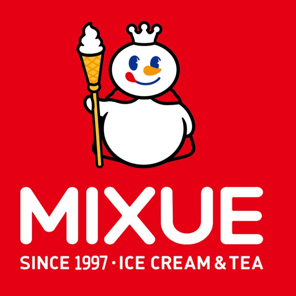 โลโก้ร้านไอศกรีมและชา MIXUE บนพื้นสีแดง