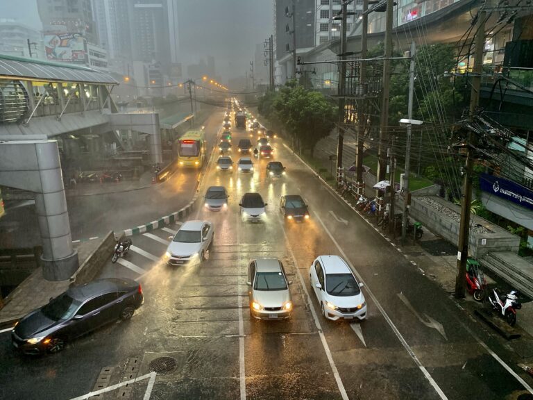ภาพประกอบ: ฝนตกหนักบนถนนในกรุงเทพฯ