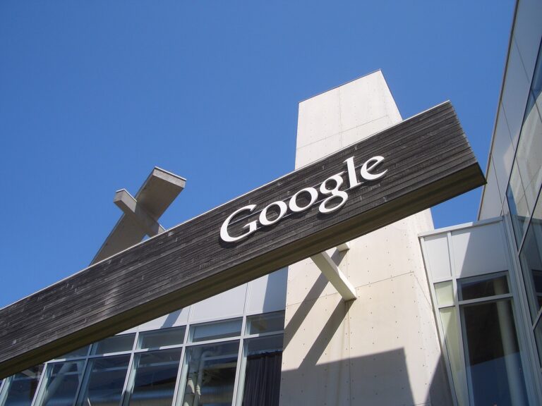 ป้ายโลโก้ Google หน้าสำนักงานของบริษัท