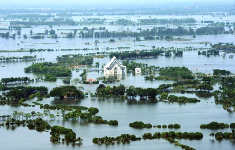 ภาพประกอบ: บ้านเรือนริมน้ำในประเทศไทยที่ถูกน้ำท่วม (ภาพจากเหตุการณ์ปี 2554)