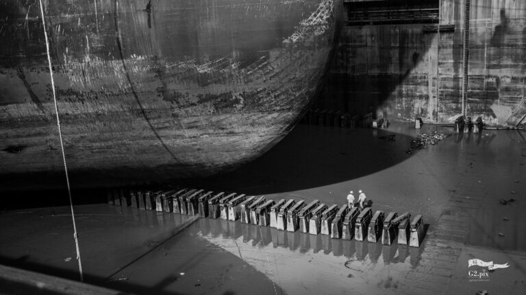 ภาพประกอบ: เรือบรรทุกน้ำมันดิบขนาดใหญ่มาก (VLCC) ในอู่ต่อเรือ
