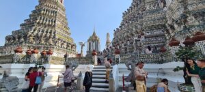 ภาพประกอบ: นักท่องเที่ยวที่วัดอรุณราชวราราม กรุงเทพฯ