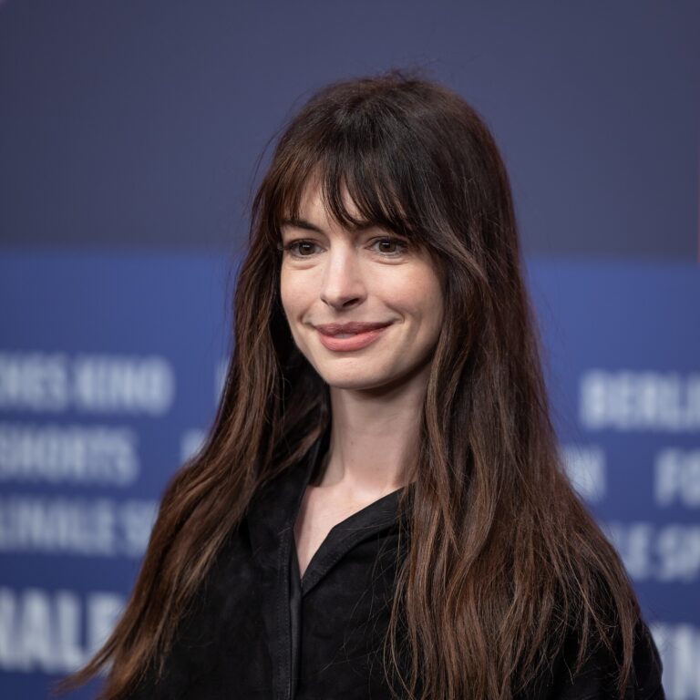 แอนน์ แฮทาเวย์ นักแสดงนำของ Verity ในงานเทศกาลภาพยนตร์เบอร์ลิน ปี 2023 (ภาพประกอบ)