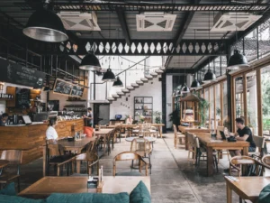ภายในร้านอาหารและคาเฟ่ตกแต่งสไตล์อินดัสเทรียลพร้อมโต๊ะไม้