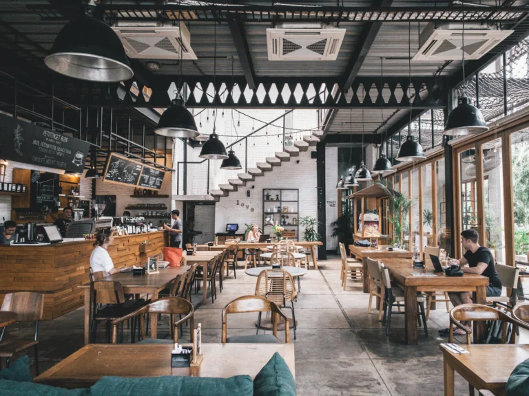 ภายในร้านอาหารและคาเฟ่ตกแต่งสไตล์อินดัสเทรียลพร้อมโต๊ะไม้